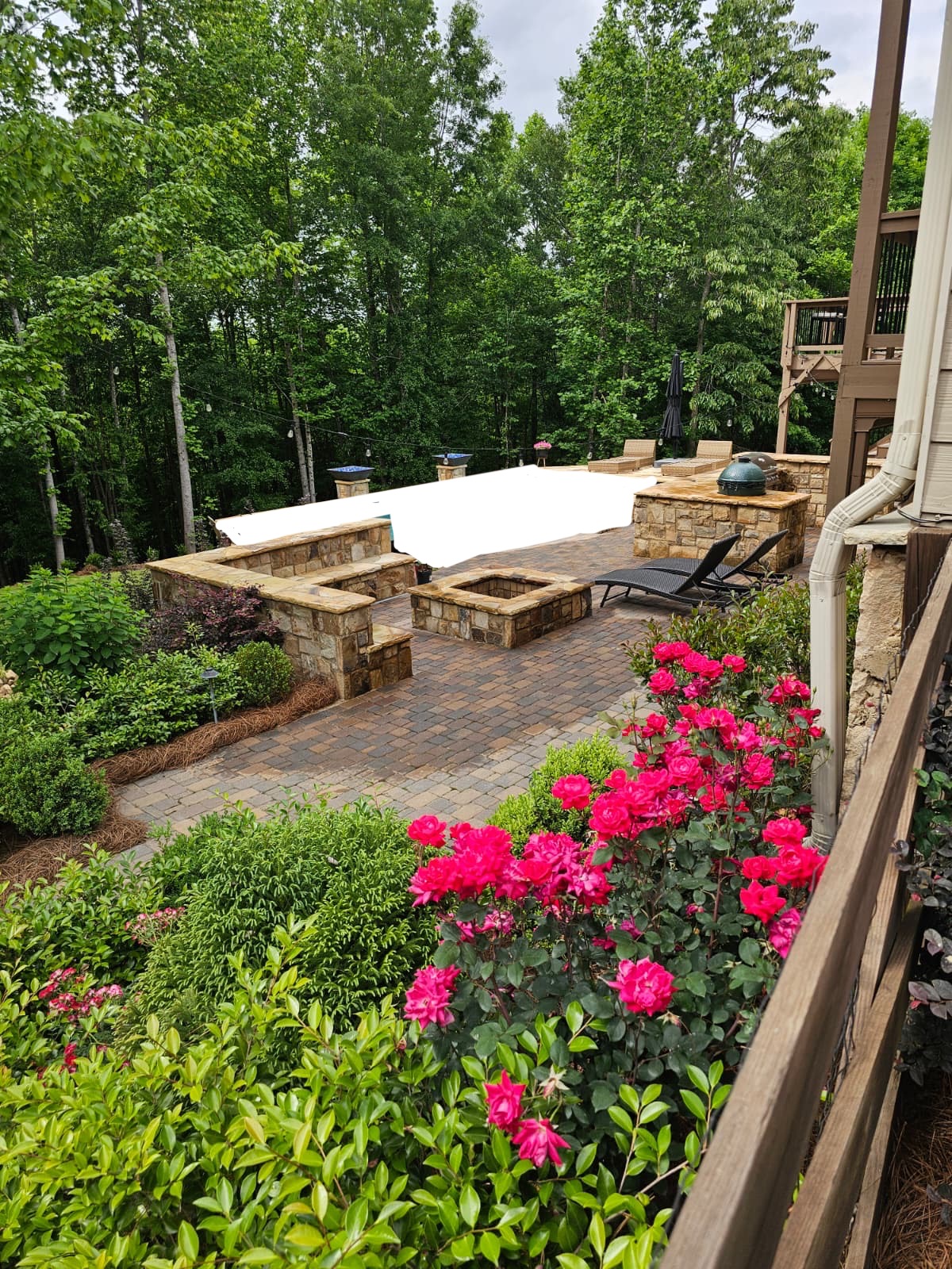 Custom fire pit with integrated seating wall in North Georgia by Kaizenscapes