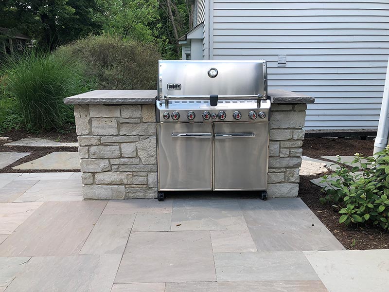 Outdoor kitchen with masonry construction in North Georgia by Kaizenscapes