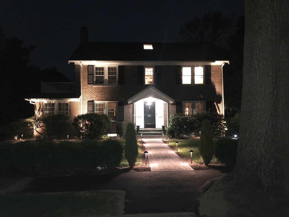 The Landscape Lighting Trends Sandy Springs Homeowners Are Choosing in 2025 — What’s Changed and What Hasn’t